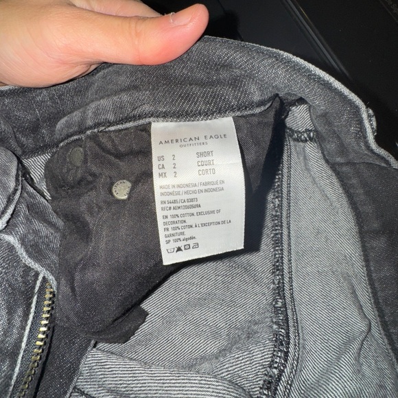 WOMENS AE BLACK WASHED BAGGY MOM JEANS SIZE 2 SHORT - Picture 8 of 16